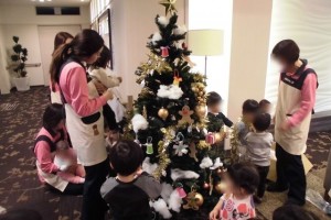 181207_クリスマスツリー飾り付け（チャーム明石大久保駅前）