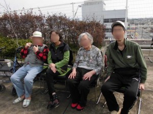 190328_ぽかぽか陽気に誘われて…屋上で外気浴（チャームやまとこおりやま）
