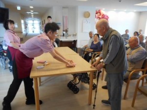 190623_スタッフによるご入居者様のためのマジックショー（チャーム加古川尾上の松）