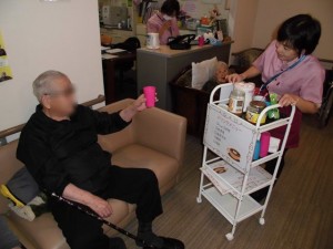 191130_暖かい飲み物はいかが…ドリンクワゴンサービス（チャームやまとこおりやま）