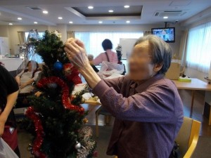 191201_クリスマスツリー飾り付け（チャーム東淀川豊里）