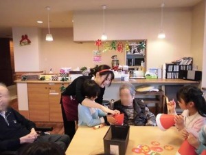 191217_藤尾永興保育園交流会 一緒に三角帽子を作りましょう（チャーム京都音羽）